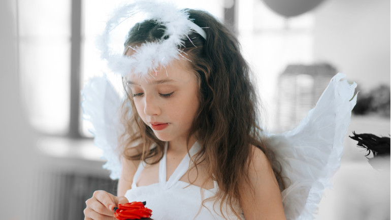 Jeune fille avec un déguisement de princesse